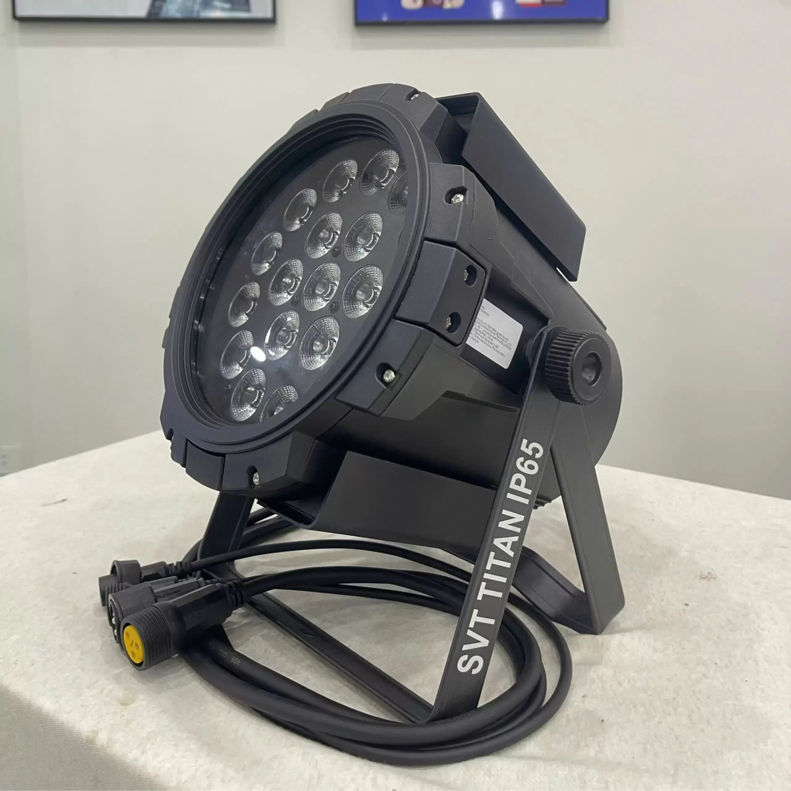 led-20x12w-titan-svt-chong-mua-bao-1