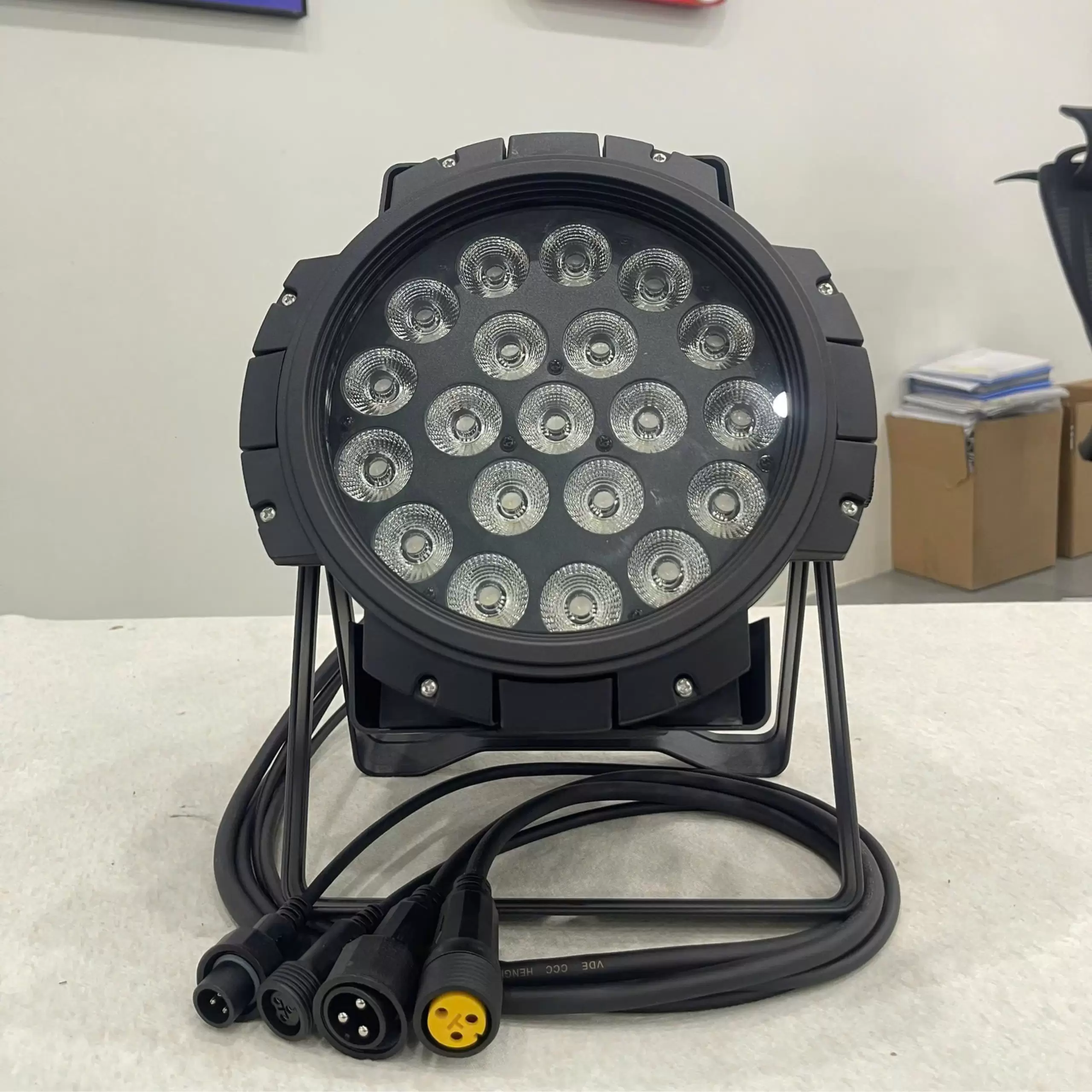led-20x12w-titan-svt-chong-mua-bao-2